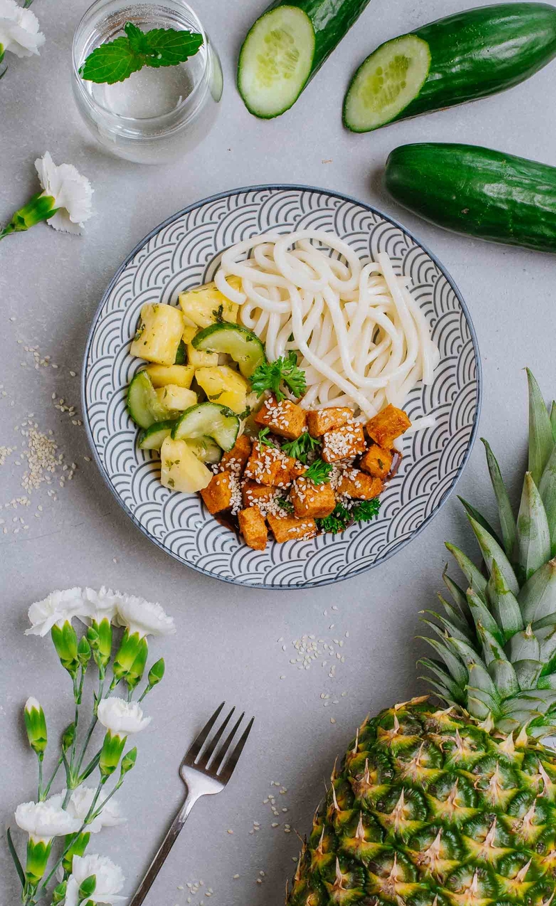 Pikantne seczuańskie tofu z sezamem, makaron udon, odświeżająca sałatka z ogórka z ananasem