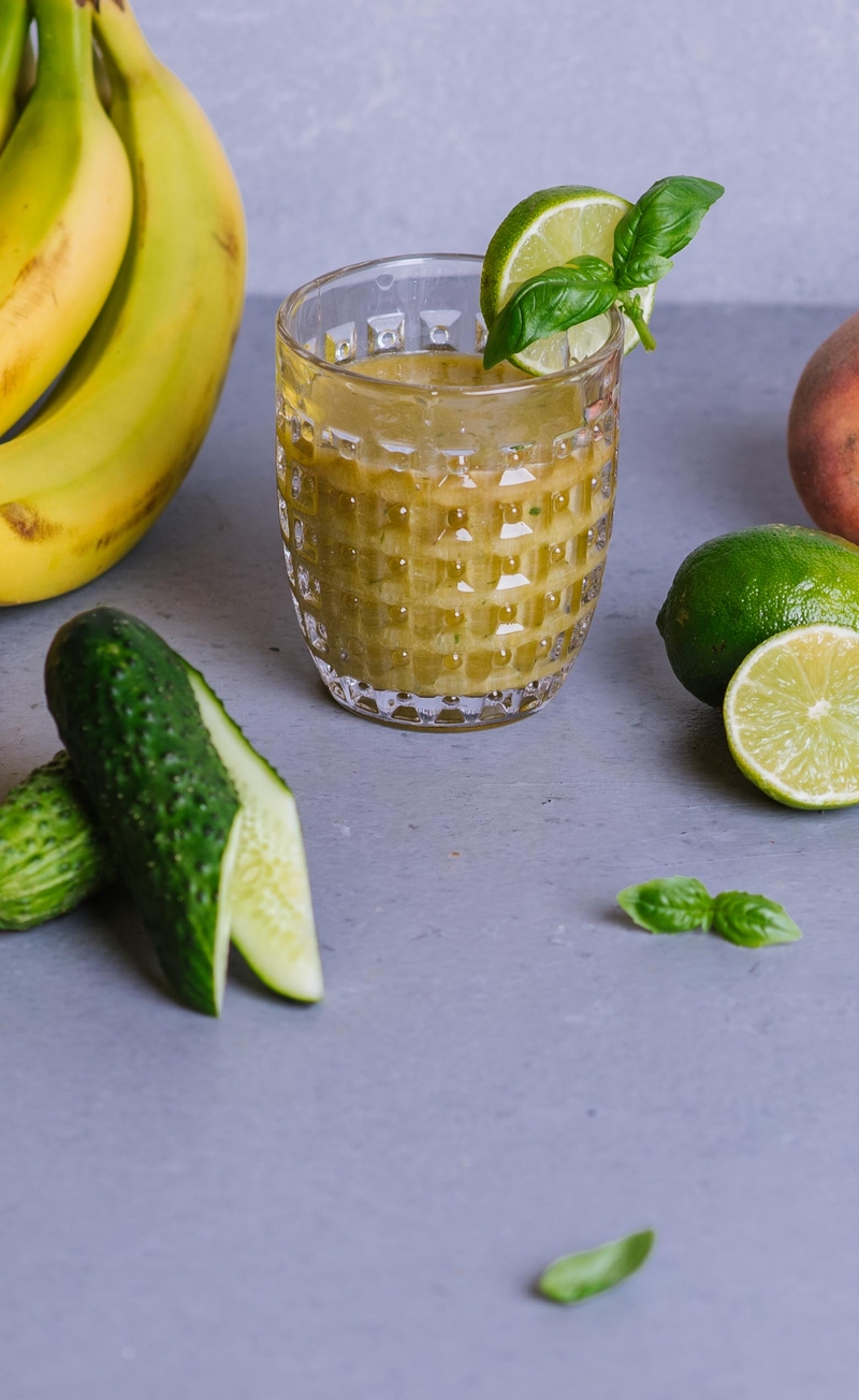 Smoothie: brzoskwinia, banan, ogórek, limonka, bazylia