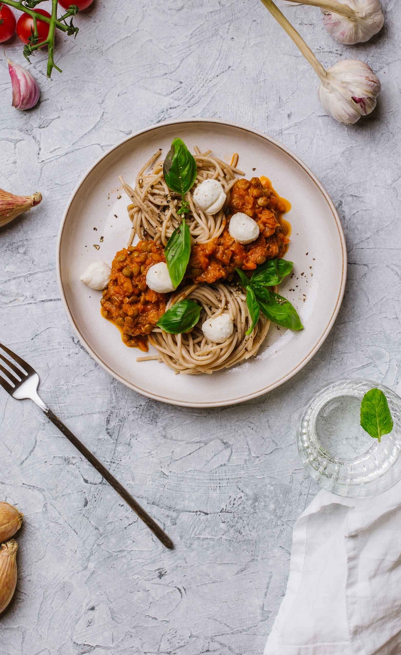 Bolognese wegetariańskie z zieloną soczewicą i mozzarellą, makaron pełnoziarnisty