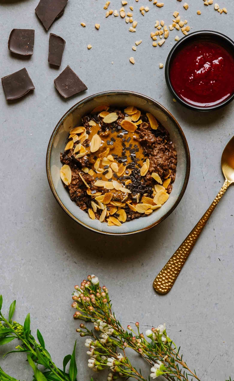 Mocno czekoladowa owsianka brownie z masłem z orzechów laskowych, chutney wiśniowy z wanilią i płatkami migdałów