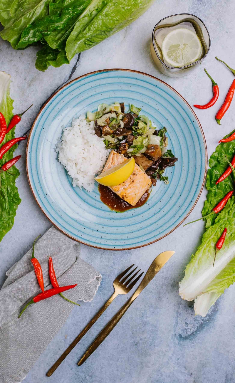 Łosoś glazurowany w miodzie i miso z pak choy, ryż basmati, grzyby z czosnkiem, chilli i sosem ostrygowym