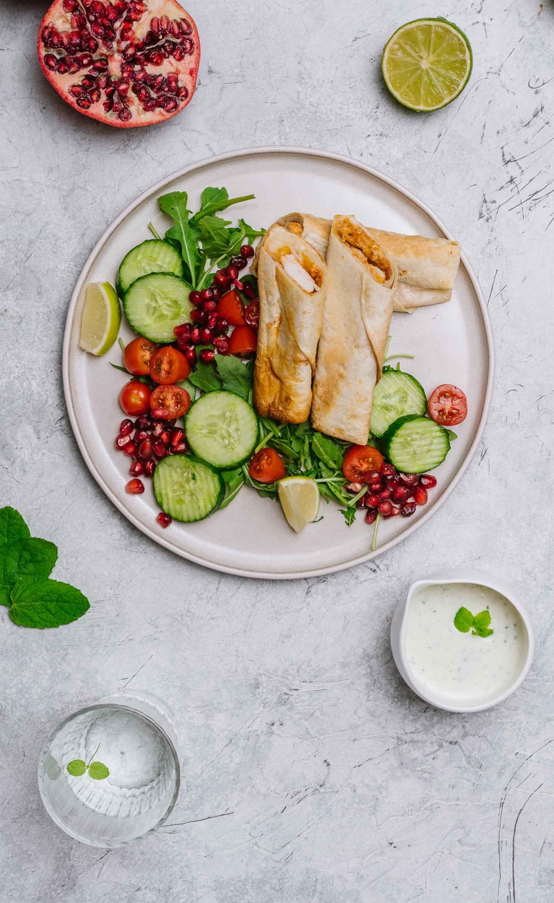 Kebab w tortilli pszennej, sałatka z nasionami granatu