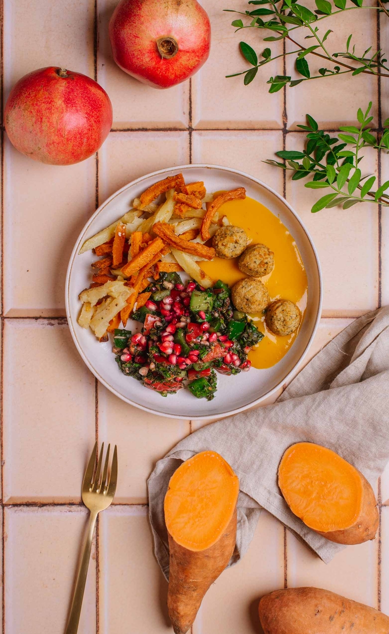 Falafele z sosem amba, miks batatów i ziemniaków, sałatka izraelska z granatem