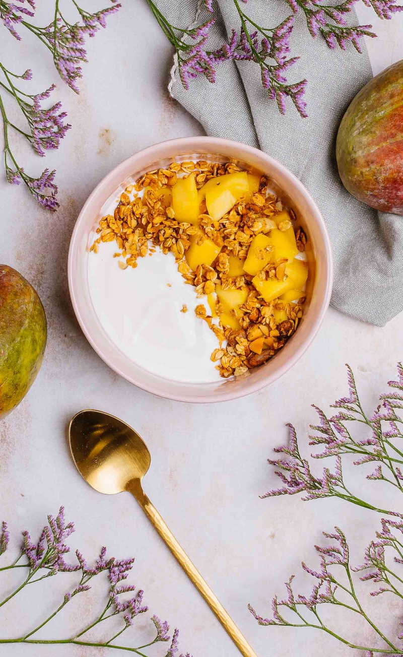 Musli różano-kardamonowe z ekspandowanymi ziarnami i morwą białą, jogurt naturalny, mango