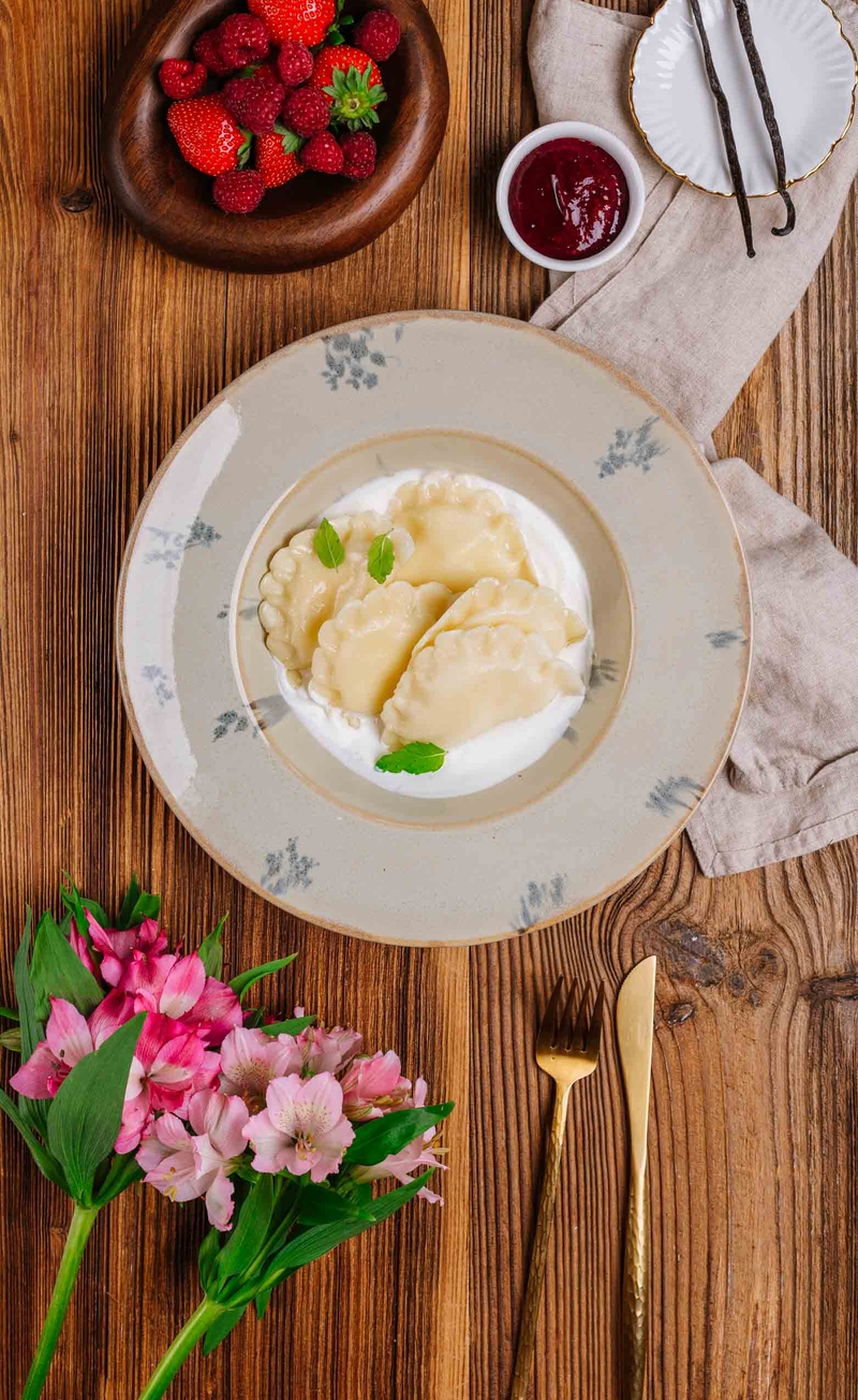 Pierogi z serem na słodko, waniliowy sos jogurtowy, mus z owoców leśnych