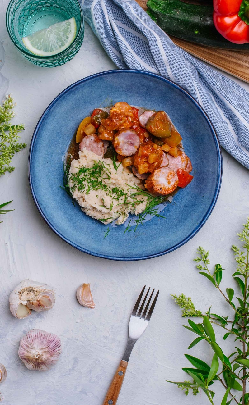 Keto kociołek chłopski z kiełbasą, puree z pieczonego selera z masełkiem i śmietanką