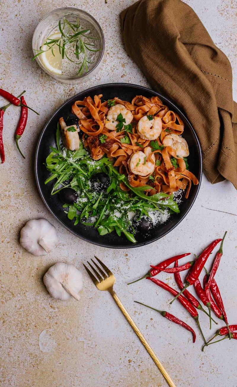 Pasta fresca rosa z krewetkami, chili, czosnkiem i natką, rukola z oliwkami i parmezanem