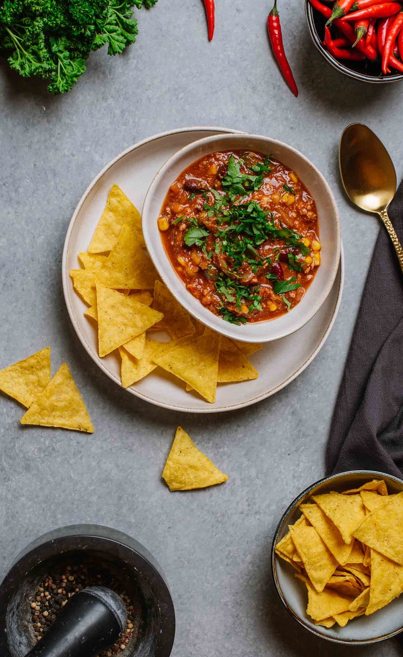 Zupa z mięsem mielonym, fasolą, pomidorami i chilli, nachosy