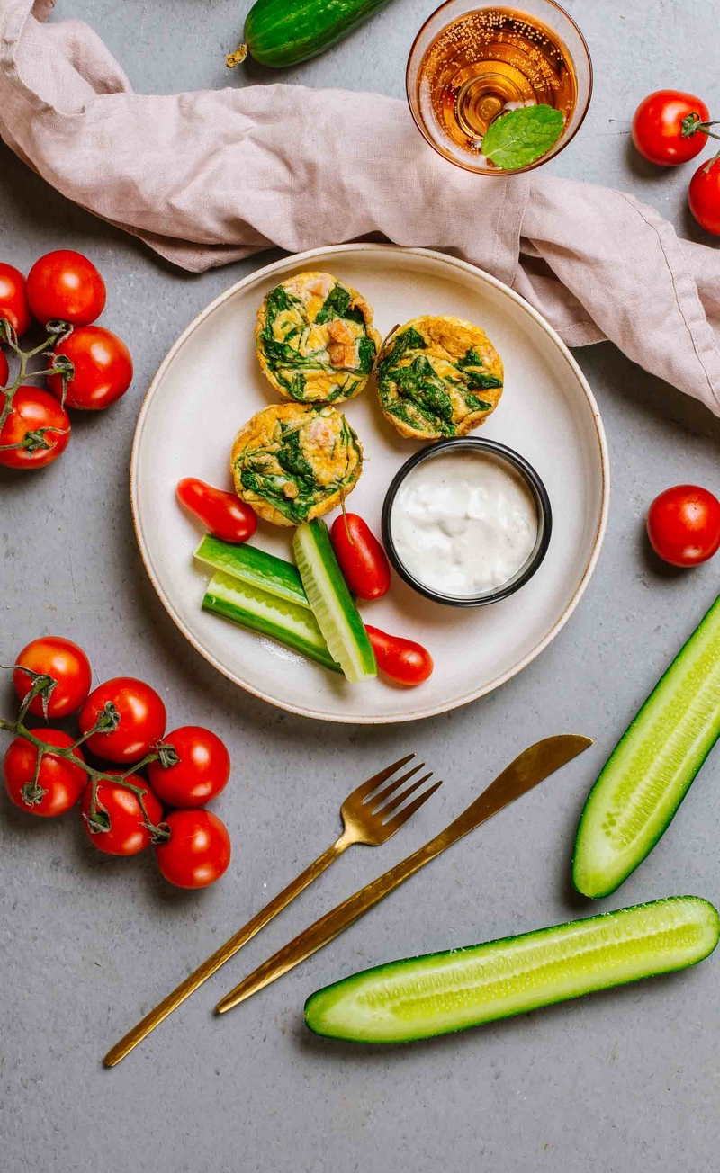 Keto muffinki szpinakowe z boczkiem, dip grecki, świeże warzywa