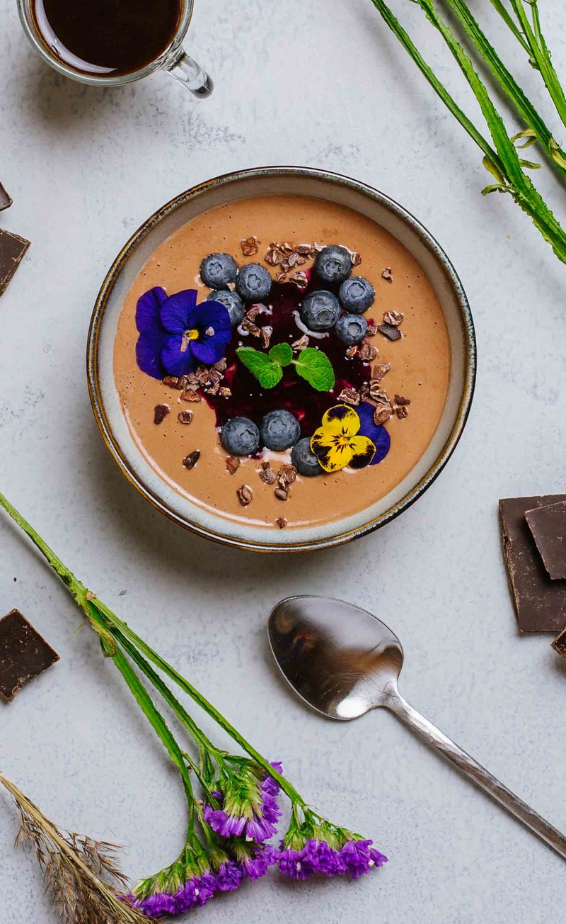 Czekoladowa panna cotta z sosem porzeczkowym