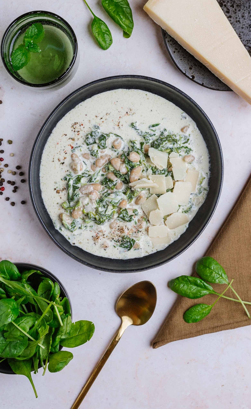 Zupa z białą fasolą, szpinakiem i parmezanem