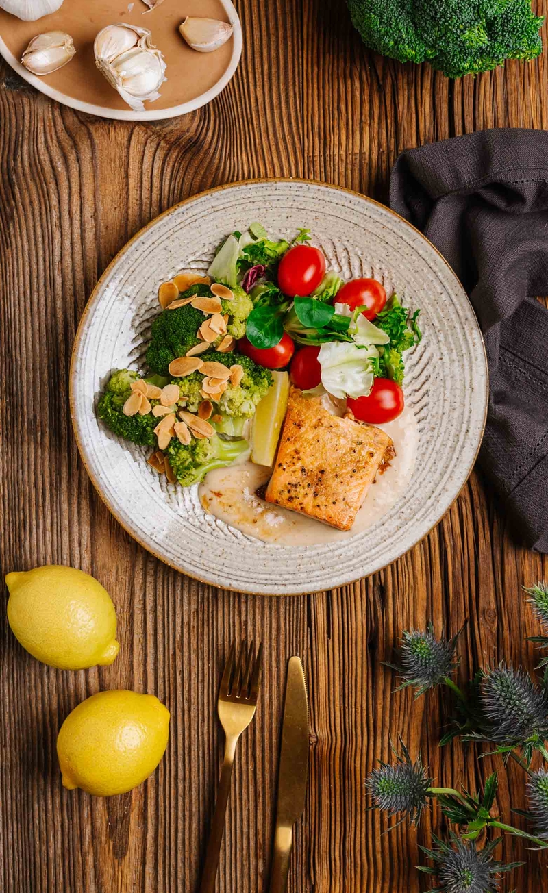 Pieczony łosoś z kremowym sosem z pieczonego czosnku, brokuł z pary, mix sałat