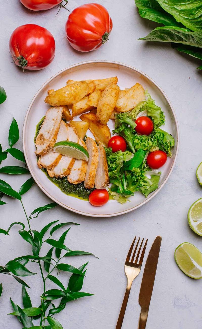 Plastry kurczaka z salsą verde, patatas bravas, miks sałat z limonką