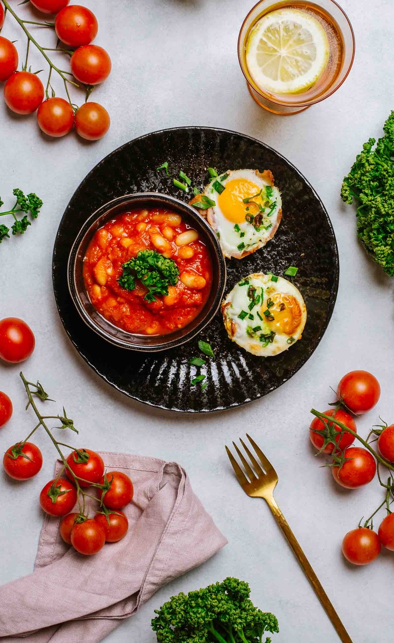 Jajka ze szczypiorkiem zapiekane w boczku, fasolka w sosie pomidorowym