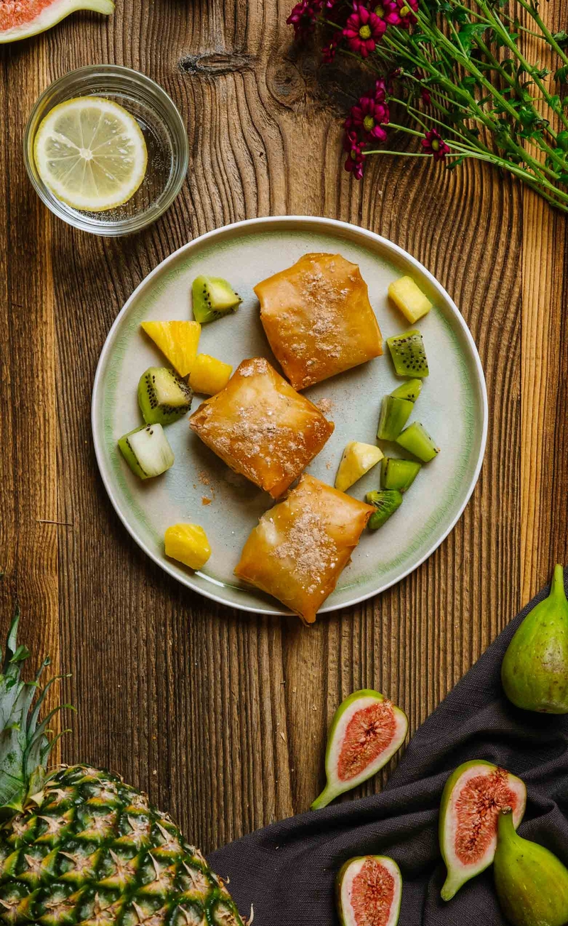 Greckie ciasteczka filo z figowo-cytrynowym twarożkiem, ananas, kiwi
