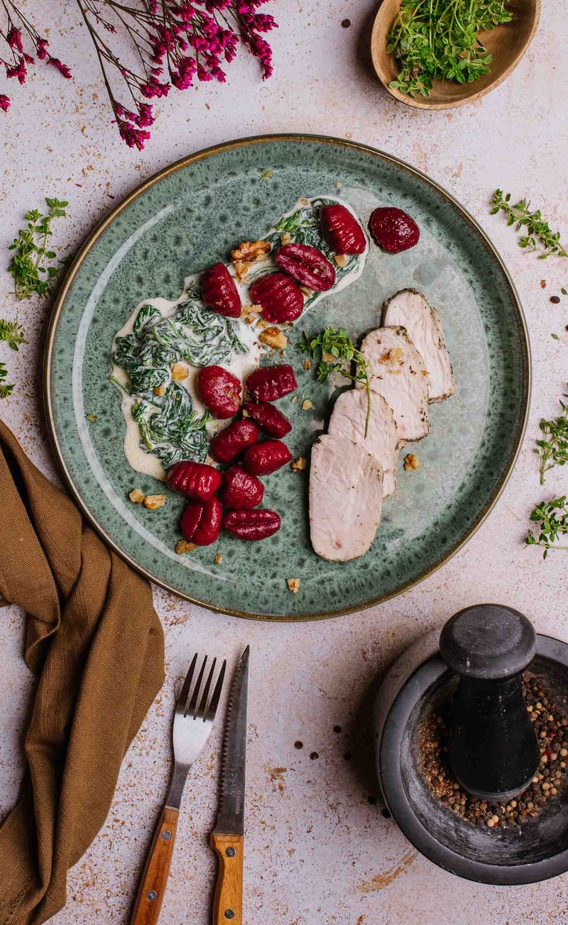 Gnocchi buraczkowe z orzechami włoskimi, plastry indyka z sosem z mascarpone, ricotty i szpinaku
