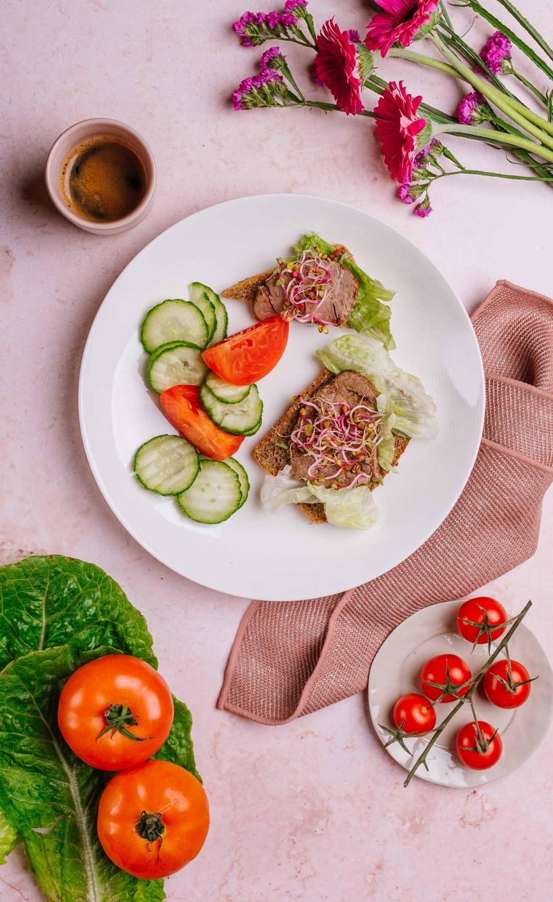 Kanapka razowa z truflowym mayo, sałatą i polędwicą wołową, ogórek, pomidor