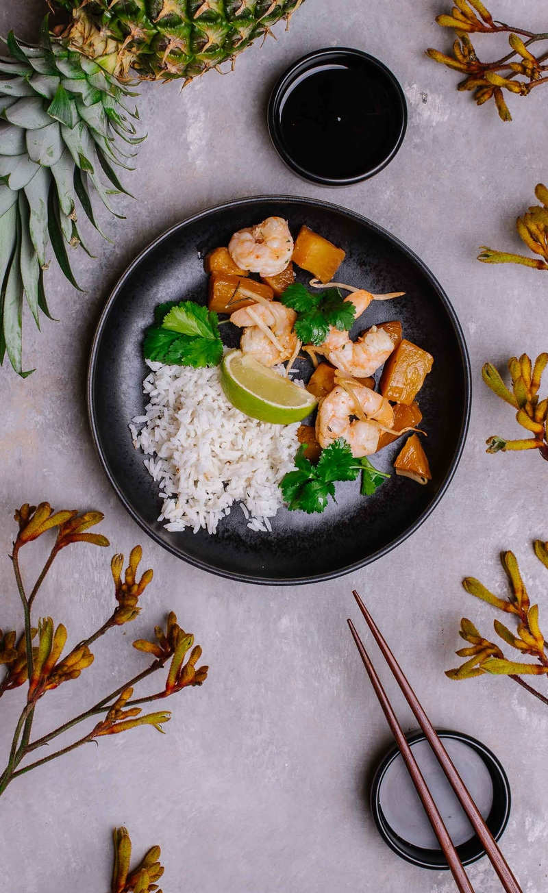 Tygrysie krewetki po azjatycku z pieczonym ananasem i limonką, sos teriyaki, ryż basmati