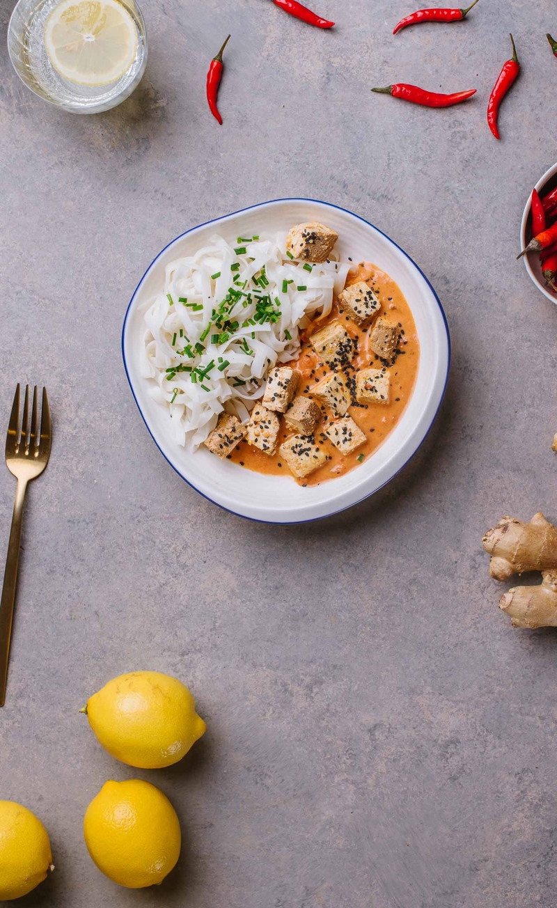 Tofu w indyjskim sosie z marchewką i groszkiem, makaron ryżowy