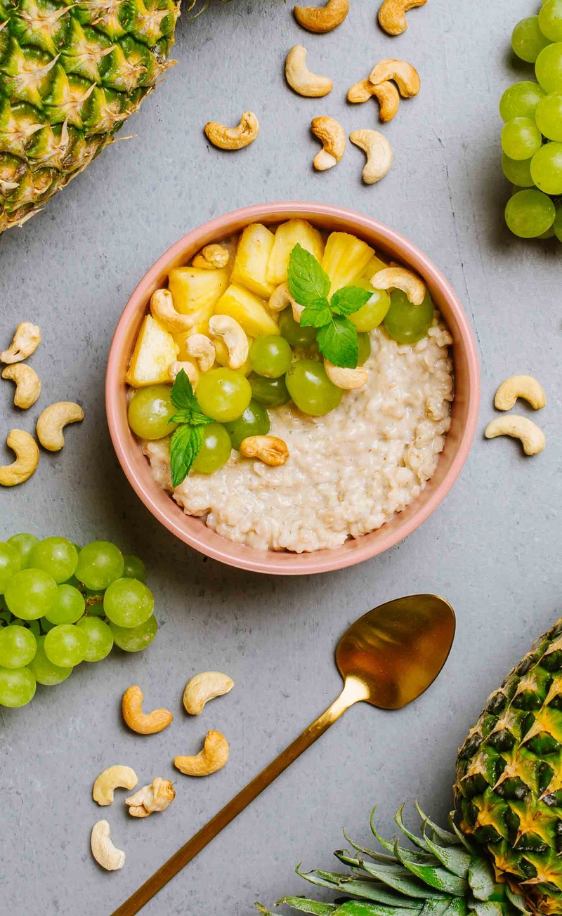 Owsianka budyniowa z orzechami nerkowca, ananas, winogrona