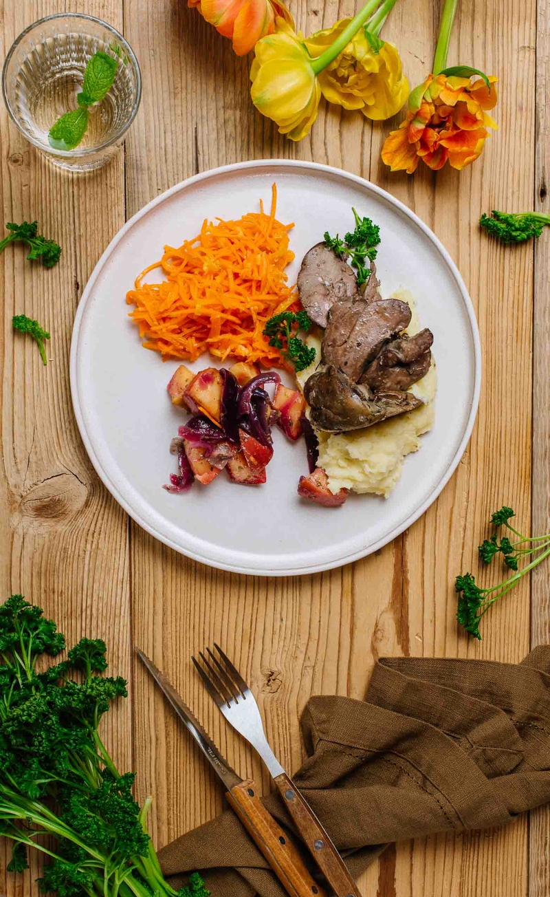 Wątróbka z jabłkiem i cebulą, puree ziemniaczane, surówka marchewkowa