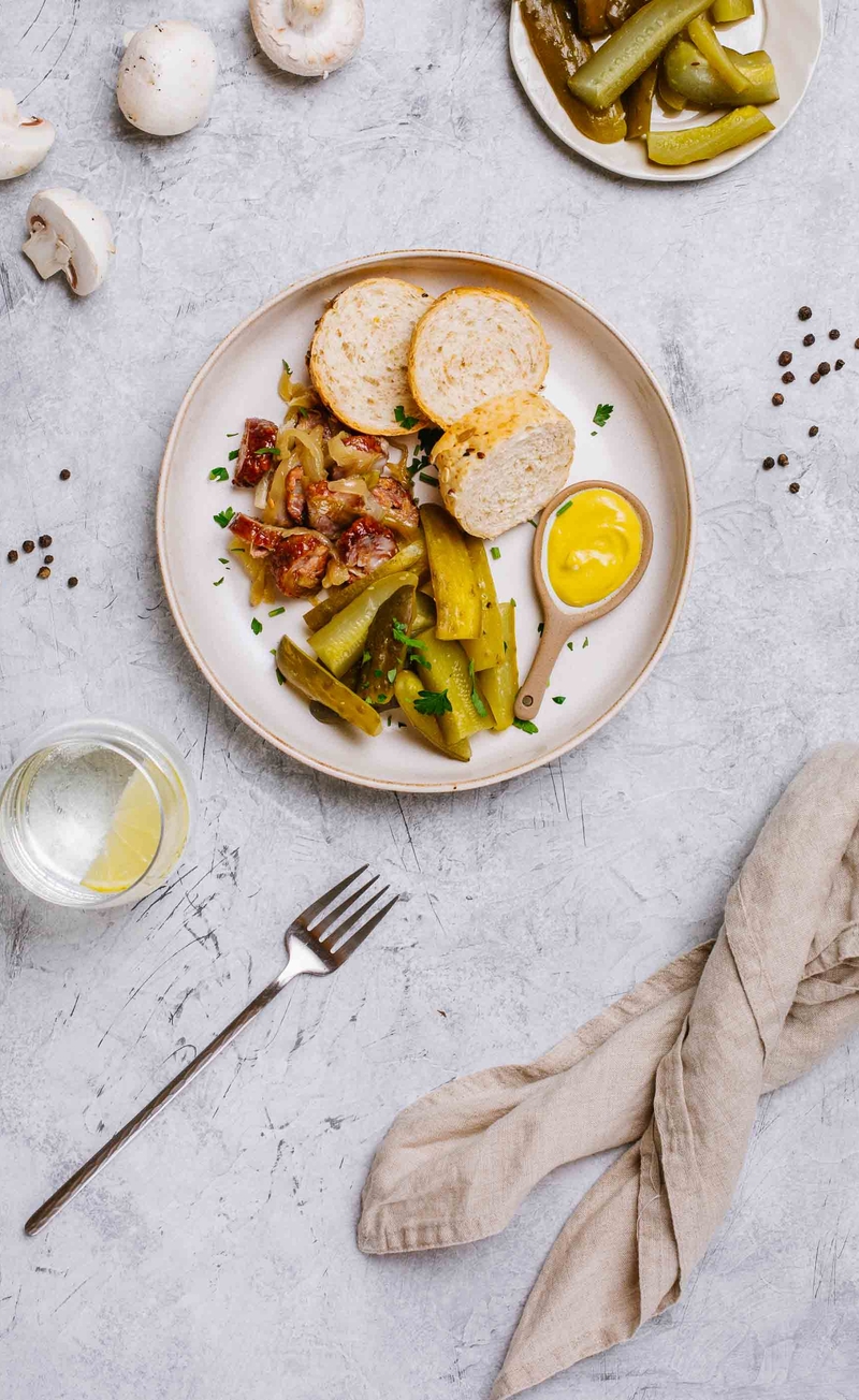 Pieczona kiełbasa z cebulą, musztarda, bagietka graham, ogórek kiszony