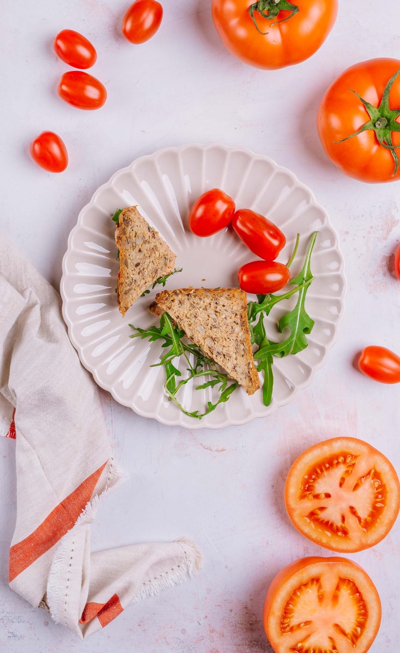 Kanapka z pesto pomidorowym, serkiem śmietankowym i rukolą, pomidorki