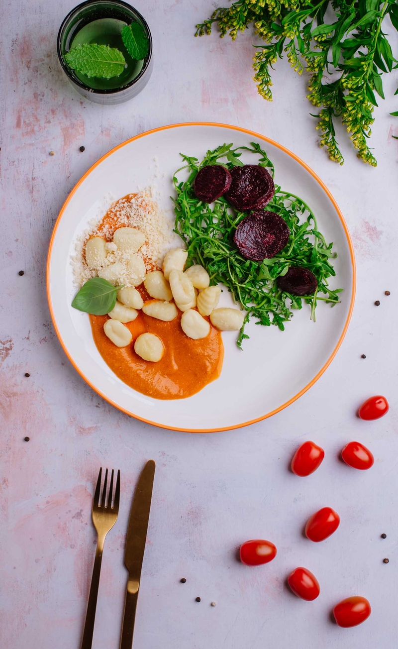 Gnocchi w kremowym sosie pomidorowym z parmezanem, carpaccio z buraka