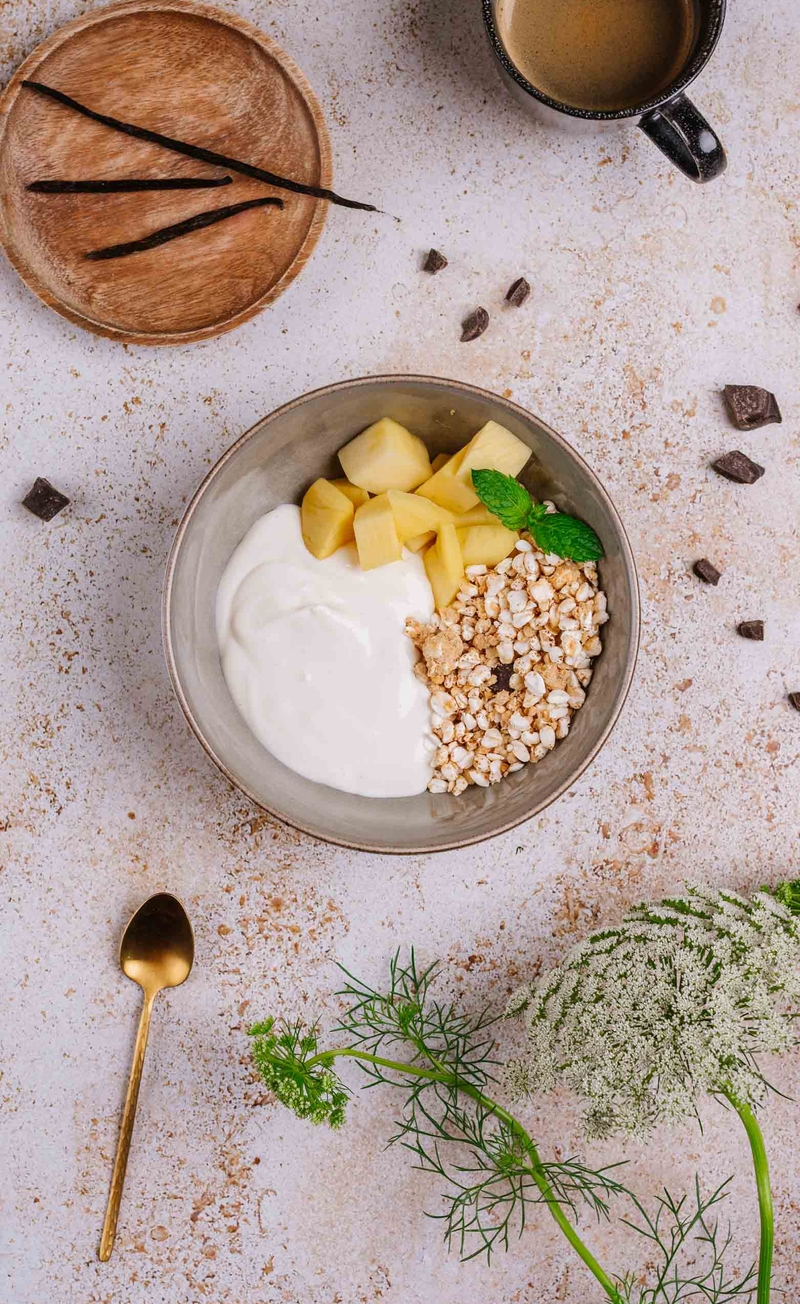 Orzechowe musli z ekspandowaną gryką i kawałkami czekolady, proteinowy serek waniliowy, mango
