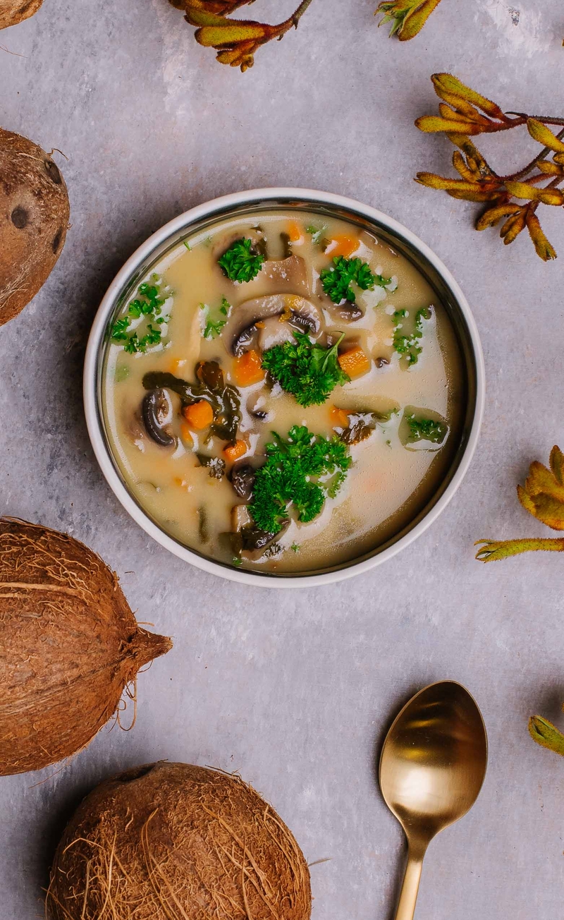 Tom kha czyli zupa na mleku kokosowym z roślinnym kurczakiem, liśćmi kaffiru i shiitake