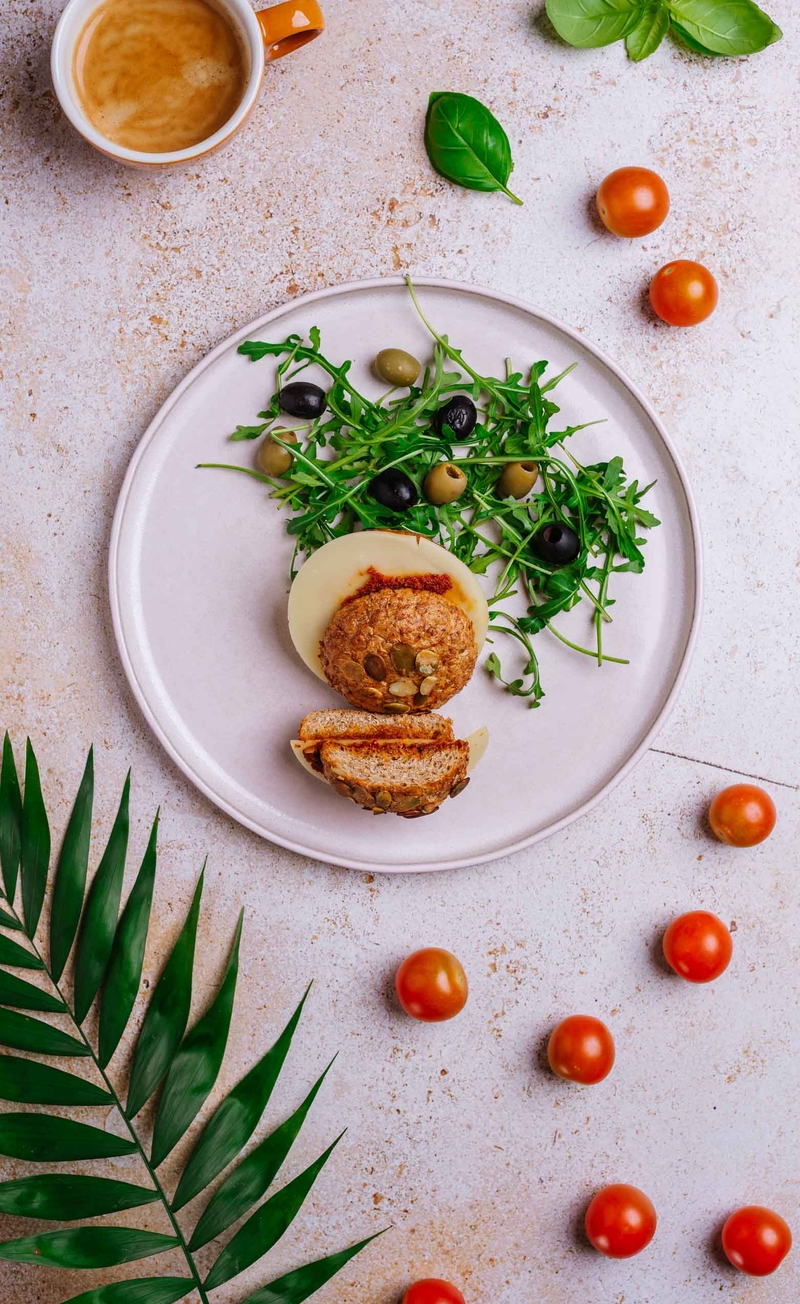 Bułeczka razowa z pomidorowym pesto i mozzarellą, miks oliwek
