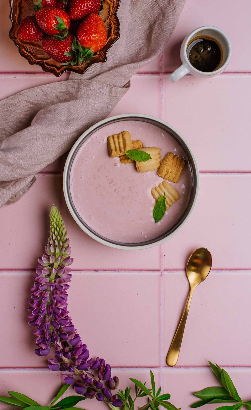 Jogurt truskawkowy, mini ciasteczka maślane