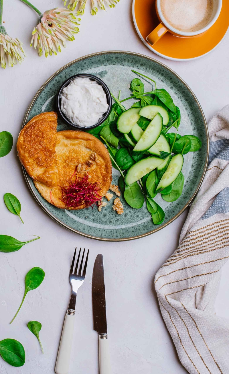 Wytrawny dutch baby z orzechami włoskimi, dip z serem gorgonzola, świeże warzywa