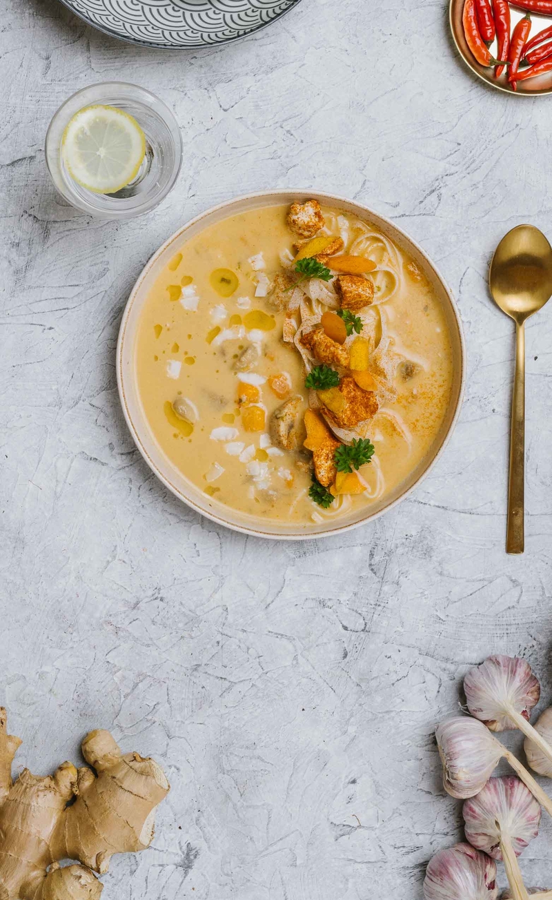 Zupa Tom Kha z kurczakiem, papryczką chili i makaronem ryżowym
