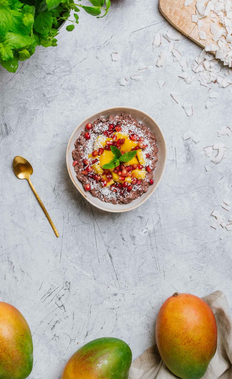 Pudding z czarnego ryżu z mango i granatem