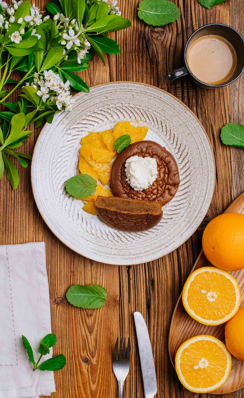 Śmietankowe pancakes tiramisu z kawą i mascarpone, pomarańcze