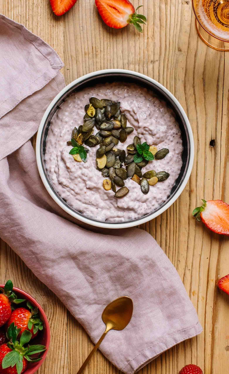 Keto truskawkowy smoothie bowl z chia i pestkami dyni