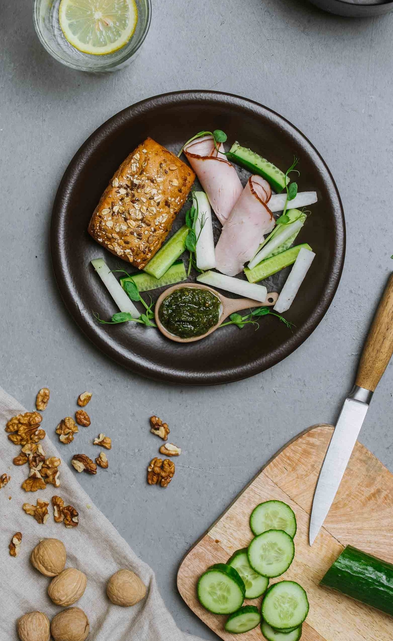 Bułeczka ziarnista z pesto orzechowym i wędliną z indyka, słupki warzyw