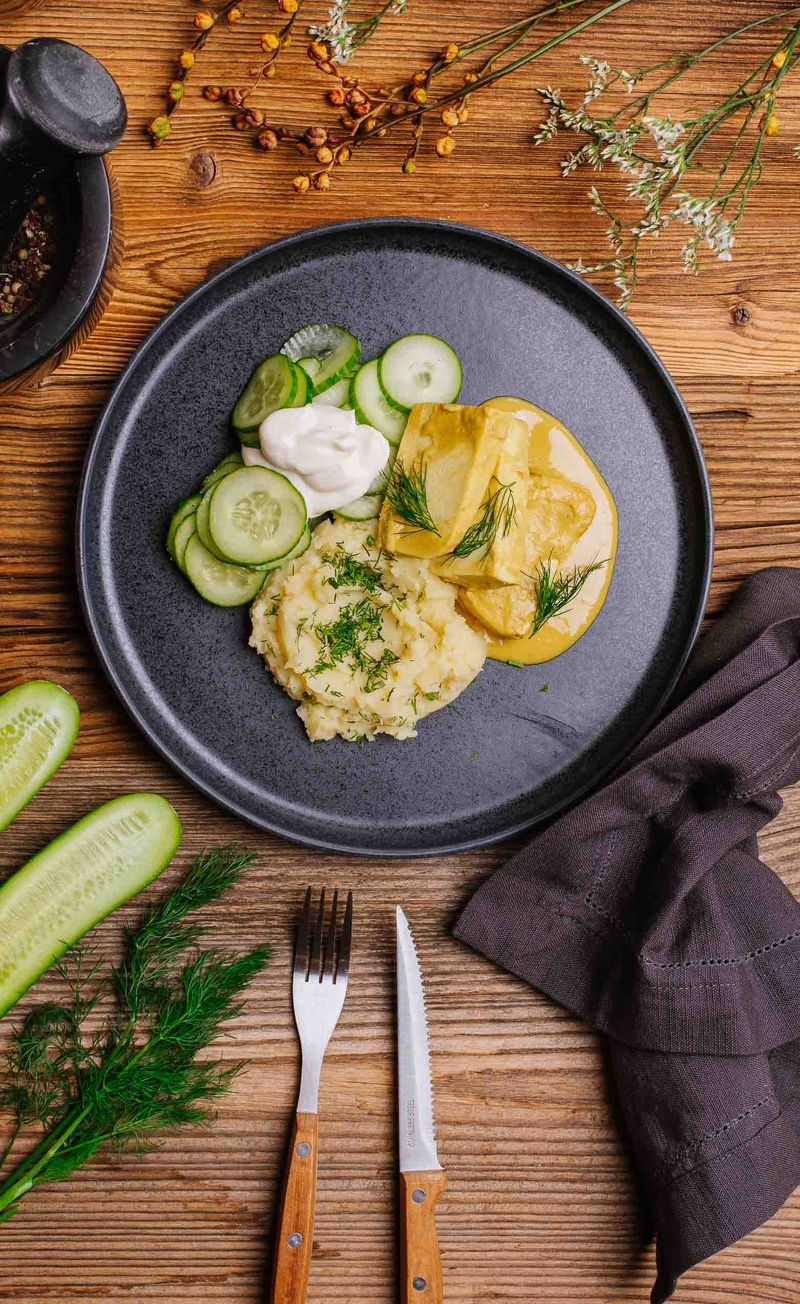 Musztardowe tofu, puree ziemniaczane z koperkiem, mizeria