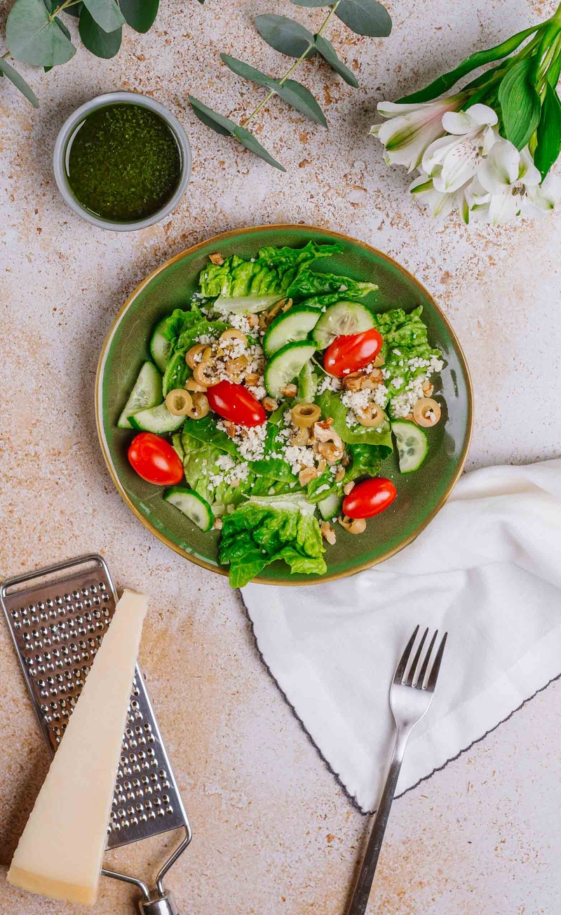 Sałata rzymska z zielonymi oliwkami, orzechami włoskimi i parmezanem, ziołowy dressing