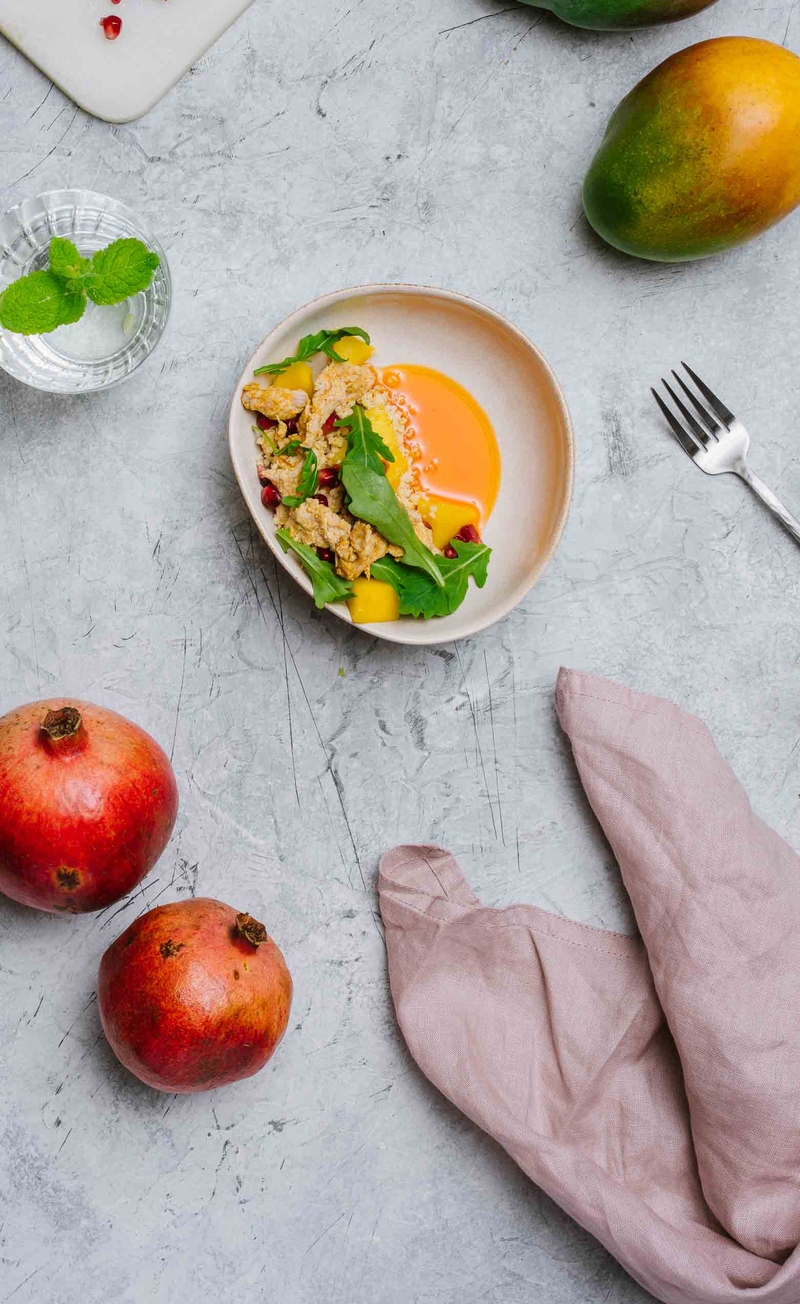Sałatka z indykiem, granatem, mango i kaszą jaglaną, olej z wędzonych warzyw