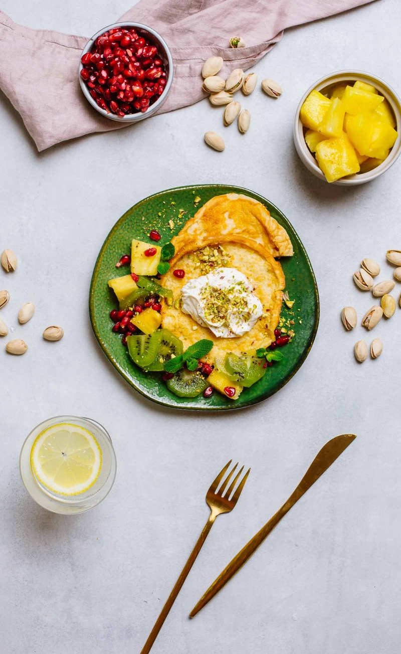 Dutch baby z waniliowym kremem mascarpone i granatem, ananas i kiwi