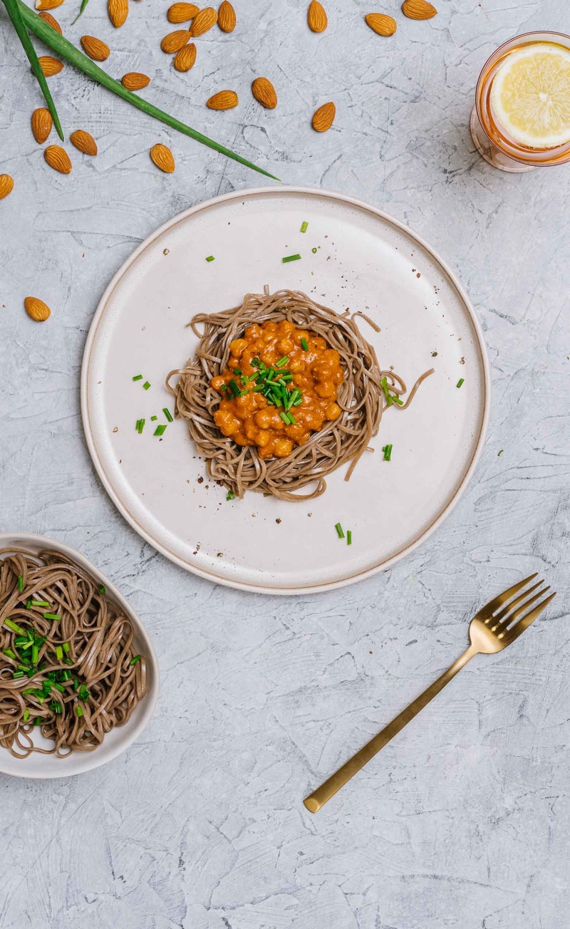 Ciecierzyca w migdałowym sosie BBQ, makaron soba
