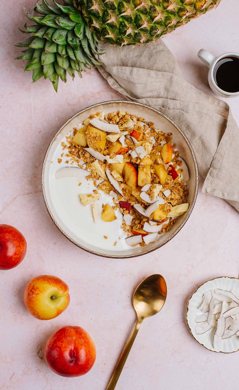 Musli pinacolada z suszonym ananasem i plastrami kokosa, jogurt naturalny, nektarynka