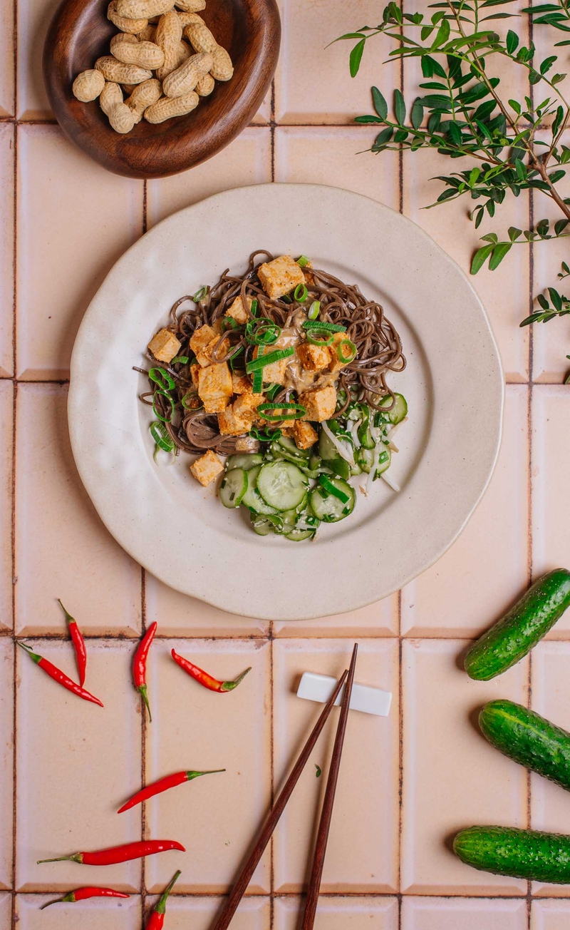 Makaron soba z tofu w orzechowym sosie z chili, ogórki po azjatycku