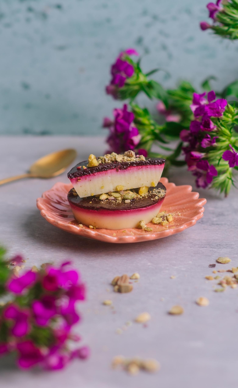 Podwójnie pistacjowa panna cotta z musem porzeczkowym