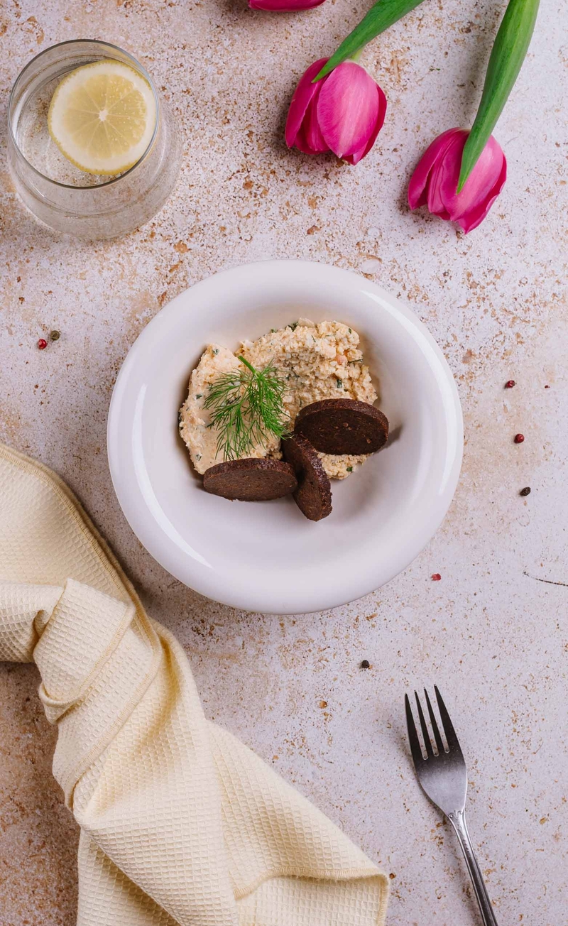 Pasta jajeczna z wędzonym łososiem i świeżo mielonym pieprzem, mini pumpernikiel