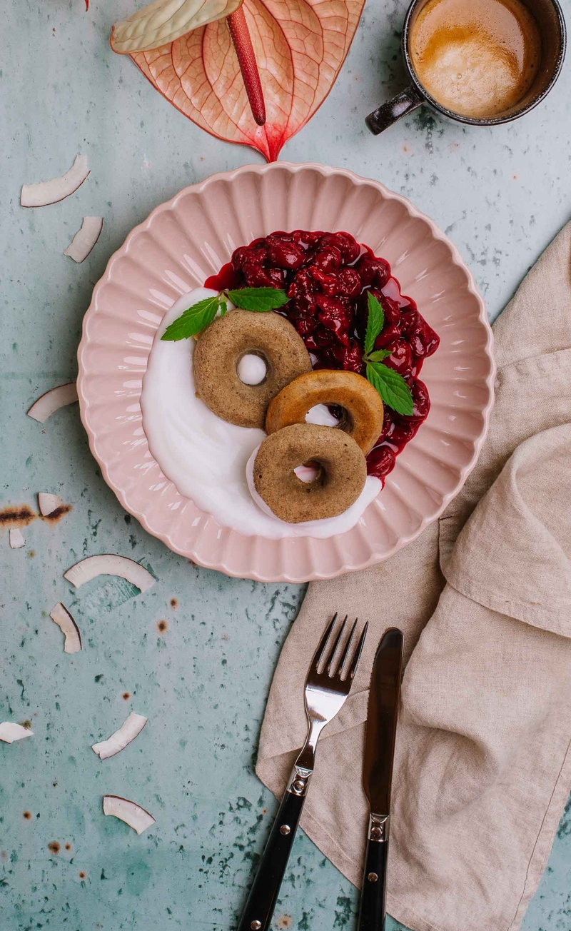 Wegańskie donuty chałwowe, jogurt kokosowy, wiśnie karmelizowane