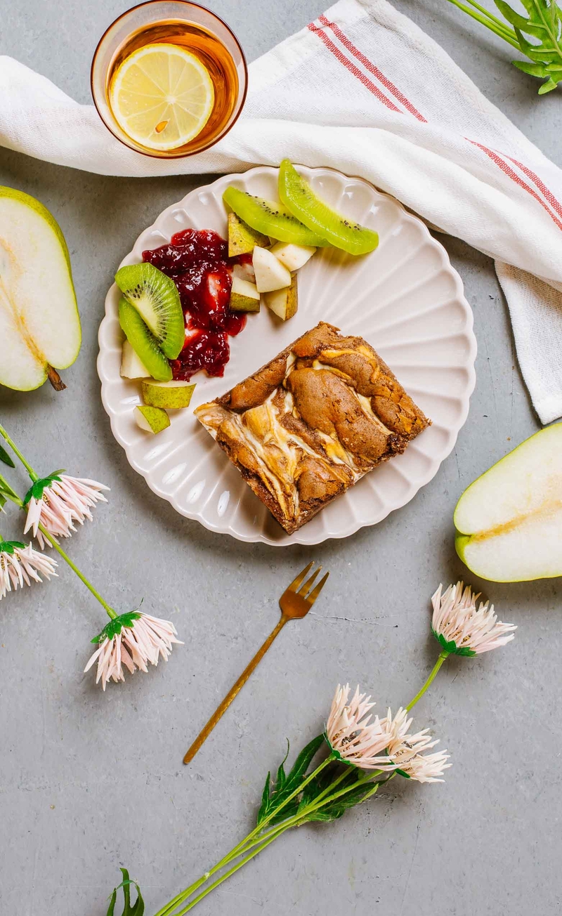Kakaowy placek biszkoptowy z twarożkiem, dżem wiśniowy, gruszka, kiwi