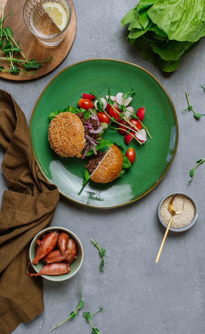 Bułka maślana z sezamem z mieloną wołowiną w BBQ, czerwoną cebulą i sałatą rzymską